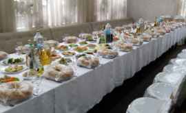 Angajații unei grădinițe folosesc cantina pentru a pregăti mese de pomenire