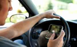 Ce riscă şoferii din Franţa dacă utilizează telefoanele mobile în maşini