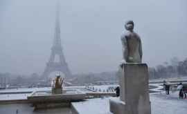 Париж парализовало изза выпавшего снега