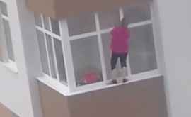 Imagini care te îngrozesc cu o femeie la etajul 5 al unui bloc VIDEO