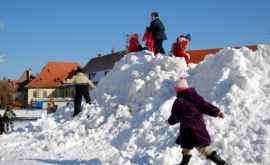 Изза снегопада более 130 школьников не явились на занятия