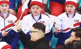 Majoretele nordcoreene trase pe sfoară de un Kim Jong Un fals
