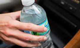 Никогда не оставляйте бутылки с водой в машине