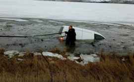 Машина съехала с трассы и попала в озеро