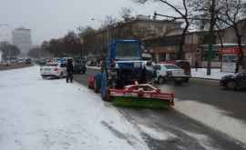 Улицы Кишинева расчищают 23 снегоуборочные машины