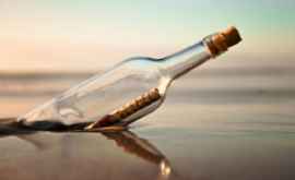 O sticlă cu un mesaj scris acum 132 de ani găsit pe o plajă australiană 