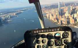 В НьюЙорке вертолет рухнул в пролив ИстРивер видео