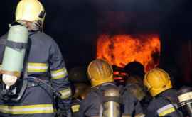 Antrenament de foc pentru pompierii instruiţi la 900 grade Celsius VIDEO
