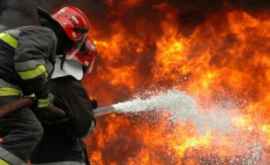 Un bloc din sectorul Buiucani a fost cuprins de flăcări FOTO