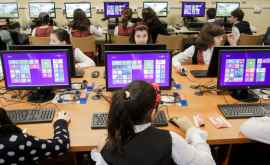 Учебным заведениям Молдовы подарят 450 новых компьютеров 