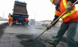 Дорожники начинают ямочный ремонт столичных улиц
