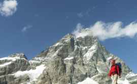 Un turist din greșeală a urcat un munte în timp ceși căuta hotelul