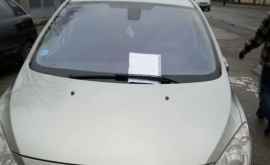 Un șofer sa pomenit cu un mesaj neobișnuit lăsat pe parbrizul mașinii FOTO