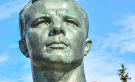 Cîteva persoane necunoscute au vandalizat bustul lui Gagarin FOTO