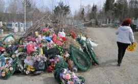 Не приносите на кладбище искусственные цветы и украшения