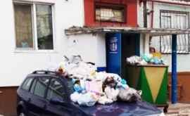 Un șofer din capitală sa trezit cu mașina acoperită de gunoi FOTO