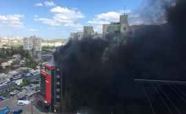 UPDATE Un alt incendiu a cuprins o clădire din centrul capitalei FOTOVIDEO