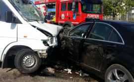 Grav accident cu implicarea unui microbuz și a trei automobile Sînt răniți FOTO