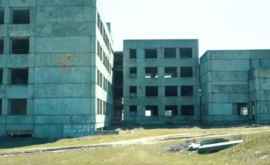 Clădirea neterminată a unei școli prezintă pericol pentru tinerii din Sireți
