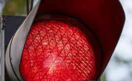 Semnalul roșu al semaforului cale deschisă Șoferii din capitală au propriile reguli VIDEO