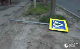 Многие дорожные знаки в Кишиневе повреждены или уничтожены ВИДЕО