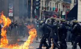 Violențe la Paris de 1 Mai Mașini în flăcări gaze lacrimogene un restaurant devastat