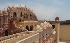 Surpinzătorul Palat al Vînturilor din India cu 953 de ferestre FOTO