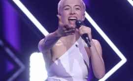 У певицы из Великобритании украли микрофон прямо на сцене Евровидения ВИДЕО