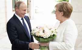 De ce Putin ia dat flori lui Merkel 