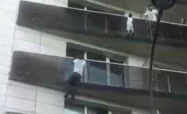 Отца повисшего на балконе ребенка в Париже могут привлечь к ответственности