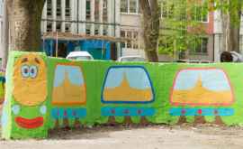 Un gup de mame tinere și copiii lor au decorat cu trenuri colorate o curte FOTO VIDEO
