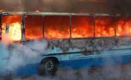 Un autobuz a luat foc din mers la Kiev VIDEO