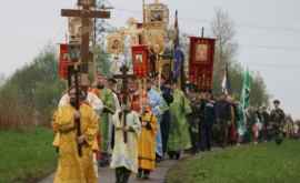 Drumul Crucii Mai mulți enoriaşi se roagă pentru ploaie şi iertare