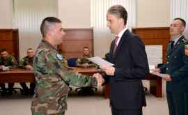 Министр обороны наградил миротворцев вернувшихся из Косово ФОТО