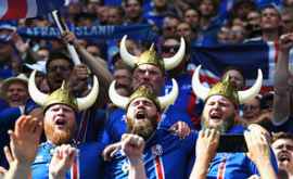 Исландские фанаты устроили шоу с кличем викингов в центре Москвы ВИДЕО