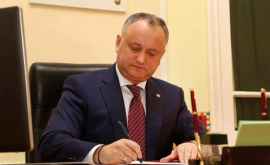Додон поздравил госслужащих Молдовы с праздником
