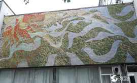 Мозаика на здании Союза писателей Молдовы разрушается ФОТО