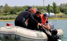 Водолазы провели операцию по спасению людей с перевернувшейся лодки