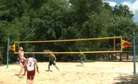 В парке Валя Морилор состоялся матч по пляжному волейболу