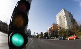 Неисправный светофор парализовал движение на столичном перекрестке 