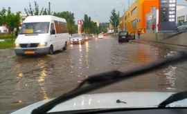 Ploile din ultimele zilei au SPĂLAT asfaltul de pe străzile capitalei