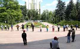 Parlamentul de la Chişinău încercuit de zeci de oameni FOTO