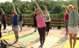 50 de femei au făcut exerciţii de pilates în aer liber