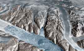 Разрушение ледника в Гренландии сняли на видео ВИДЕО