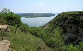 Două defileuri de pe malul lacului de acumulare Dubăsari Foto