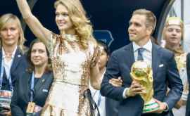 Российская супермодель Наталья Водянова вручила Кубок ЧМ2018