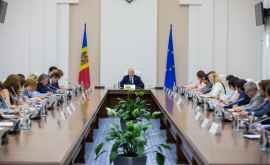 Cu cît au crescut salariile funcționarilor din Moldova