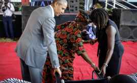 Obama a mers în vizită în Kenya și șia luat bunica la dans VIDEO 