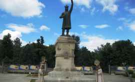 Tinerii patrioți ai Moldovei lau comemorat pe Ștefan Cel Mare și Sfînt FOTO