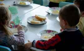 Guvernul va aloca mai mulți bani pentru alimentația copiilor